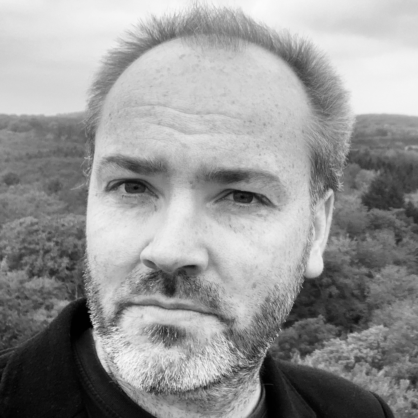 Bogsignering: Mød Peter Astrup, der er forfatteren bag romanen “Den sidste makarak”