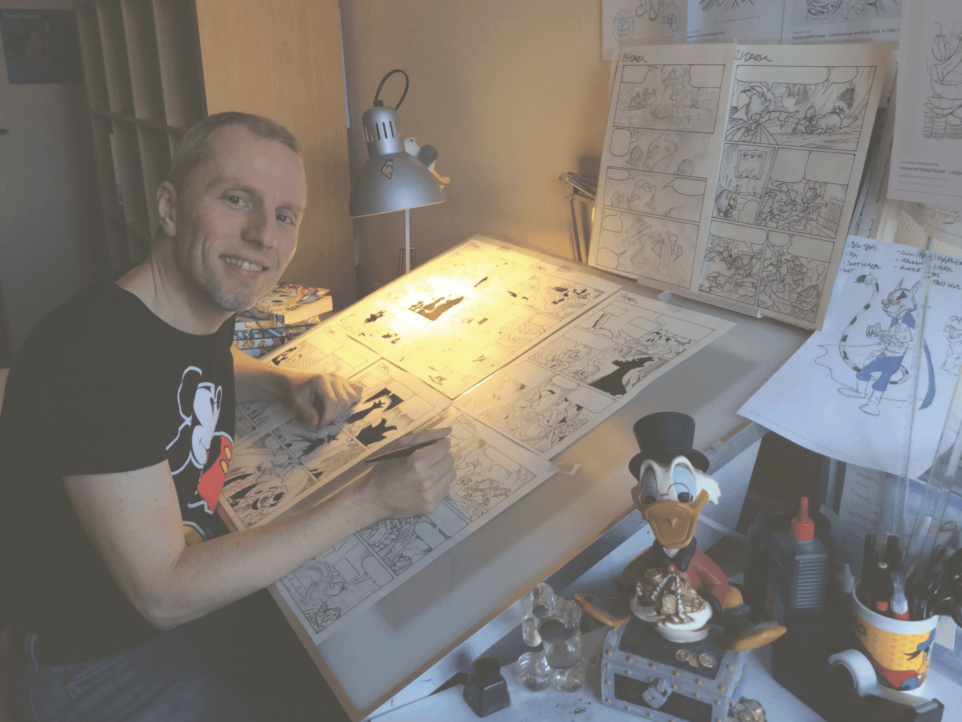 Flemming Andersen tegner og signerer