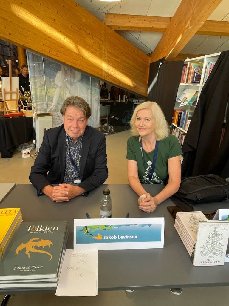 Hobbitter, vølver, vampyrer og science fiction: De fantastiske genrer i litteraturen. Anne-Marie Vedsø Olesen og Jakob Levinsen i samtale med Sune de Souza Schmidt-Madsen