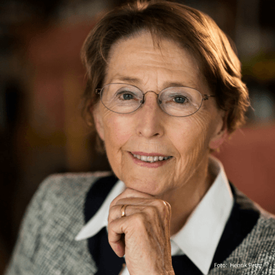 Lisbeth Smedegaard Andersen signerer “Brydningstid og broderier”